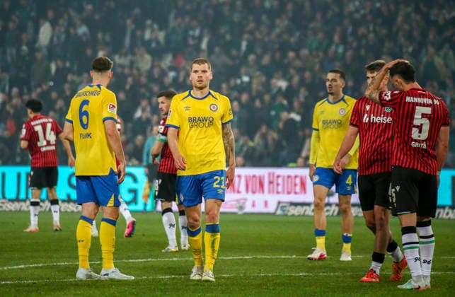 Deutschland: Fussball 2.Bundesliga 2025 2026, 27. Spieltag - Hannover 96 vs Eintracht Braunschweig- Heinz von Heiden Arena Stadion (Hannover): Kevin Ehlers (Eintracht Braunschweig, 21) Florian Flick (Eintracht Braunschweig, 6) Hannover