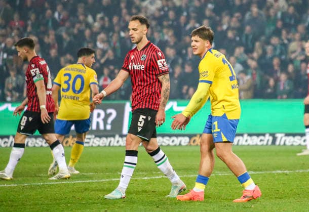 Deutschland: Fussball 2.Bundesliga 2025 2026, 27. Spieltag - Hannover 96 vs Eintracht Braunschweig- Heinz von Heiden Arena Stadion (Hannover): Jovan MijatoviÄ‡ Jovan Mijatovic (Eintracht Braunschweig, 11) Virgil GhiÅ£Äƒ Virgil Ghita (Hannover 96, 5) Hannover