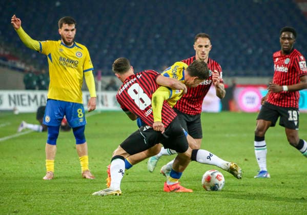 Deutschland: Fussball 2.Bundesliga 2025 2026, 27. Spieltag - Hannover 96 vs Eintracht Braunschweig- Heinz von Heiden Arena Stadion (Hannover): Enzo Leopold (Hannover 96, 8) Hannover