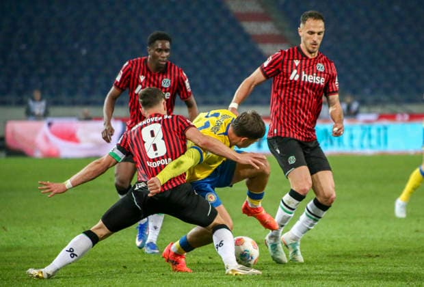 Deutschland: Fussball 2.Bundesliga 2025 2026, 27. Spieltag - Hannover 96 vs Eintracht Braunschweig- Heinz von Heiden Arena Stadion (Hannover): Enzo Leopold (Hannover 96, 8) Virgil GhiÅ£Äƒ Virgil Ghita (Hannover 96, 5) Hannover