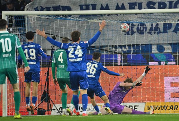 20.03.2026 - Fussball - Saison 2025 2026 - 2. Fussball - Bundesliga - 27. Spieltag: Karlsruher SC KSC Karlsruhe - SpVgg Greuther Fürth SGF ( Kleeblatt ) - Sportfoto Zink MeZi - xmexzix - DFL regulations prohibit any use of photographs as image sequences and or quasi-video - only for editorial use - Rafael Pinto Pedrosa (36, Karlsruher SC KSC ) erzielt Treffer Tor Torschuß zum 1:1 gegen Silas Prüfrock (43, SpVgg Greuther Fürth )