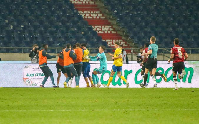 Deutschland: Fussball 2.Bundesliga 2025 2026, 27. Spieltag - Hannover 96 vs Eintracht Braunschweig- Heinz von Heiden Arena Stadion (Hannover): Kampf zwischen Spielern Hannover
