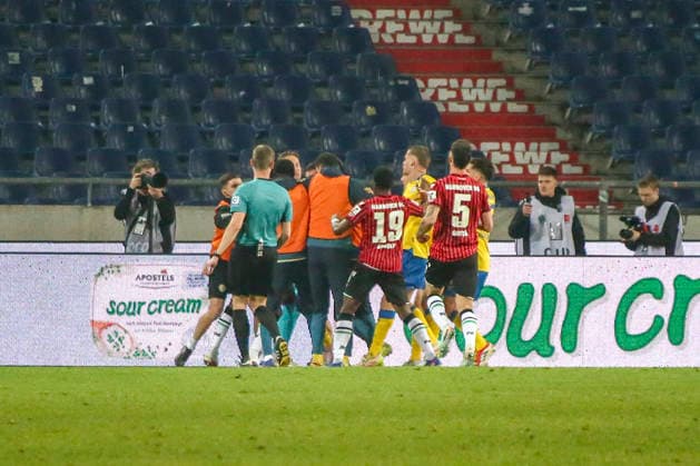 Deutschland: Fussball 2.Bundesliga 2025 2026, 27. Spieltag - Hannover 96 vs Eintracht Braunschweig- Heinz von Heiden Arena Stadion (Hannover): Kampf zwischen Spielern Hannover