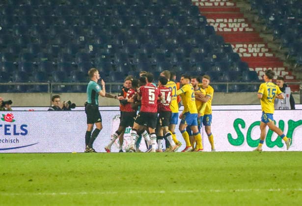 Deutschland: Fussball 2.Bundesliga 2025 2026, 27. Spieltag - Hannover 96 vs Eintracht Braunschweig- Heinz von Heiden Arena Stadion (Hannover): Kampf zwischen Spielern Hannover