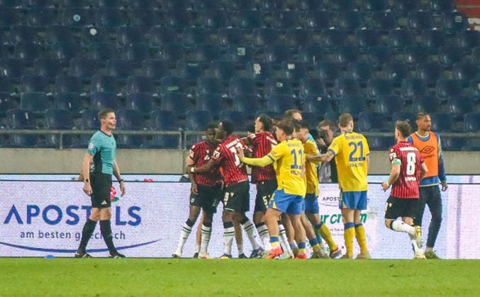 Deutschland: Fussball 2.Bundesliga 2025 2026, 27. Spieltag - Hannover 96 vs Eintracht Braunschweig- Heinz von Heiden Arena Stadion (Hannover): Kampf zwischen Spielern Hannover