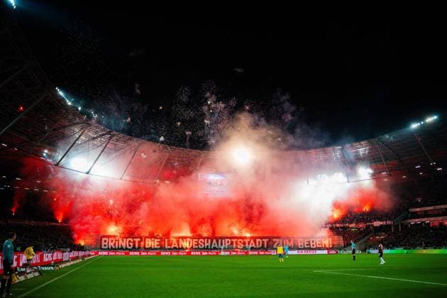 20.03.2026 - Fußball, 2025 2026, 2. Bundesliga, 27. Spieltag, Hannover 96 - Eintracht Braunschweig: Fans (Hannover) mit Pyrotechnik und Feuerwerk DFL REGULATIONS PROHIBIT ANY USE OF PHOTOGRAPHS AS IMAGE SEQUENCES AND OR QUASI-VIDEO.