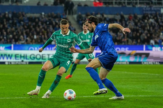 2. Bundesliga, Karlsruher SC vs SpVgg Greuther Fürth, 20.03.2026 Zweikampf zwischen Philipp Ziereis (SpVgg Greuther Fürth, 4) und Roko Å imiÄ‡ (Karlsruher SC, 9) 2. Bundesliga, Karlsruher SC vs SpVgg Greuther Fürth, BBBank Wildpark Karlsruhe, 20.03.2026 DFB DFL REGULATIONS PROHIBIT ANY USE OF PHOTOGRAPHS AS IMAGE SEQUENCES AND OR QUASI-VIDEO.