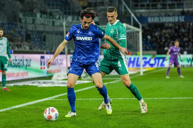 2. Bundesliga, Karlsruher SC vs SpVgg Greuther Fürth, 20.03.2026 Zweikampf zwischen Philipp Ziereis (SpVgg Greuther Fürth, 4) und Roko Å imiÄ‡ (Karlsruher SC, 9) 2. Bundesliga, Karlsruher SC vs SpVgg Greuther Fürth, BBBank Wildpark Karlsruhe, 20.03.2026 DFB DFL REGULATIONS PROHIBIT ANY USE OF PHOTOGRAPHS AS IMAGE SEQUENCES AND OR QUASI-VIDEO.