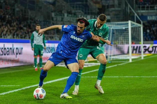 2. Bundesliga, Karlsruher SC vs SpVgg Greuther Fürth, 20.03.2026 Zweikampf zwischen Philipp Ziereis (SpVgg Greuther Fürth, 4) und Roko Å imiÄ‡ (Karlsruher SC, 9) 2. Bundesliga, Karlsruher SC vs SpVgg Greuther Fürth, BBBank Wildpark Karlsruhe, 20.03.2026 DFB DFL REGULATIONS PROHIBIT ANY USE OF PHOTOGRAPHS AS IMAGE SEQUENCES AND OR QUASI-VIDEO.