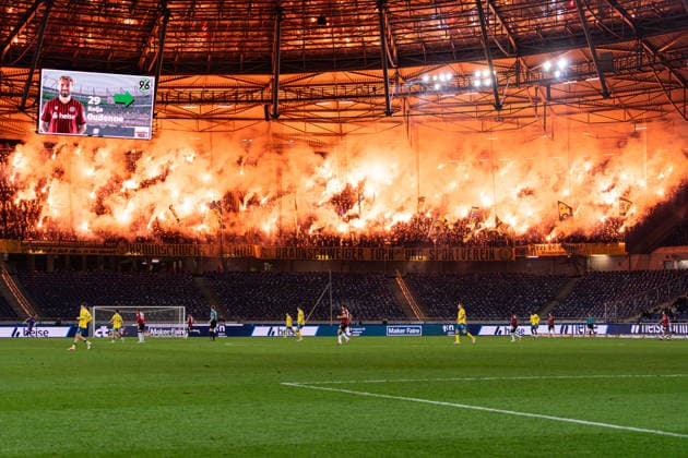 Pyrotechnik, Derby, Spielunterbrechung Hannover 96 vs. Eintracht Braunschweig, Fussball, 2. Bundesliga, 27. Spieltag, Saison 2025 2026, 20.03.2026 DFL REGULATIONS PROHIBIT ANY USE OF PHOTOGRAPHS AS IMAGE SEQUENCES AND OR QUASI-VIDEO, Hannover 96 vs. Eintracht Braunschweig, Fussball, 2. Bundesliga, 27. Spieltag, Saison 2025 2026, 20.03.2026 Hannover