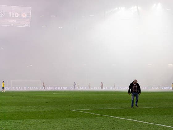 Spielunterbrechung durch Pyrotechnik Hannover 96 vs. Eintracht Braunschweig, Fussball, 2. Bundesliga, 27. Spieltag, Saison 2025 2026, 20.03.2026 DFL REGULATIONS PROHIBIT ANY USE OF PHOTOGRAPHS AS IMAGE SEQUENCES AND OR QUASI-VIDEO, Hannover 96 vs. Eintracht Braunschweig, Fussball, 2. Bundesliga, 27. Spieltag, Saison 2025 2026, 20.03.2026 Hannover