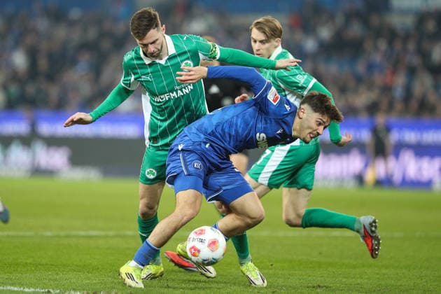 Rafael Pinto Pedrosa (Karlsruher SC, 36) im Zweikampf mit Branimir Hrgota (SpVgg Greuther Fuerth, 10), Karlsruher SC vs. SpVgg Greuther Fuerth, 2. Bundesliga, 27. Spieltag, 2025 2026, 20.03.2026, DFL REGULATIONS PROHIBIT ANY USE OF PHOTOGRAPHS AS IMAGE SEQUENCES AND OR QUASI-VIDEO, Karlsruher SC vs. SpVgg Greuther Fuerth, 2. Bundesliga, 27. Spieltag, 2025 2026, 20.03.2026 Karlsruhe