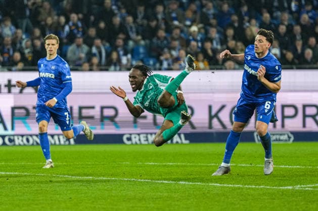 2. Bundesliga, Karlsruher SC vs SpVgg Greuther Fürth, 20.03.2026 Zweikampf zwischen Noel Futkeu (SpVgg Greuther Fürth, 9) und Nicolai Rapp (Karlsruher SC, 6) 2. Bundesliga, Karlsruher SC vs SpVgg Greuther Fürth, BBBank Wildpark Karlsruhe, 20.03.2026 DFB DFL REGULATIONS PROHIBIT ANY USE OF PHOTOGRAPHS AS IMAGE SEQUENCES AND OR QUASI-VIDEO.
