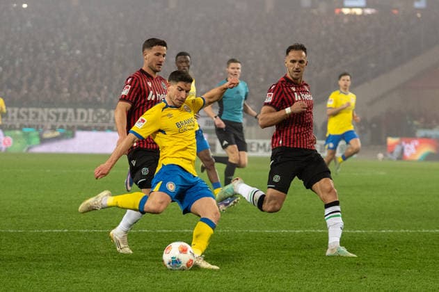 Deutschland: Fussball 2. Bundesliga, 27. Spieltag 2025 2026, Hannover 96 - Eintracht Braunschweig am 20.03. in Hannover (Heinz von Heiden Arena): Robin Heußer (Eintracht Braunschweig 30) Virgil Ghita (Hannover 96 5)
