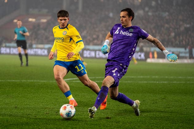 Deutschland: Fussball 2. Bundesliga, 27. Spieltag 2025 2026, Hannover 96 - Eintracht Braunschweig am 20.03. in Hannover (Heinz von Heiden Arena): Nahuel Noll (Hannover 96 1) Jovan Mijatovic (Eintracht Braunschweig 11)