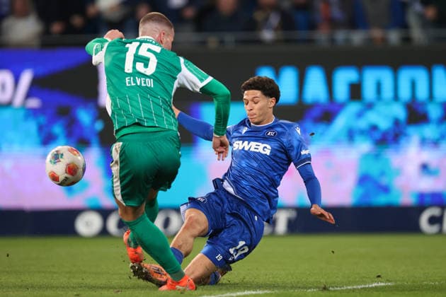 Louey Ben Farhat (Karlsruher SC, 19) presst Jan Elvedi (SpVgg Greuther Fuerth, 15), Karlsruher SC vs. SpVgg Greuther Fuerth, 2. Bundesliga, 27. Spieltag, 2025 2026, 20.03.2026, DFL REGULATIONS PROHIBIT ANY USE OF PHOTOGRAPHS AS IMAGE SEQUENCES AND OR QUASI-VIDEO, Karlsruher SC vs. SpVgg Greuther Fuerth, 2. Bundesliga, 27. Spieltag, 2025 2026, 20.03.2026 Karlsruhe