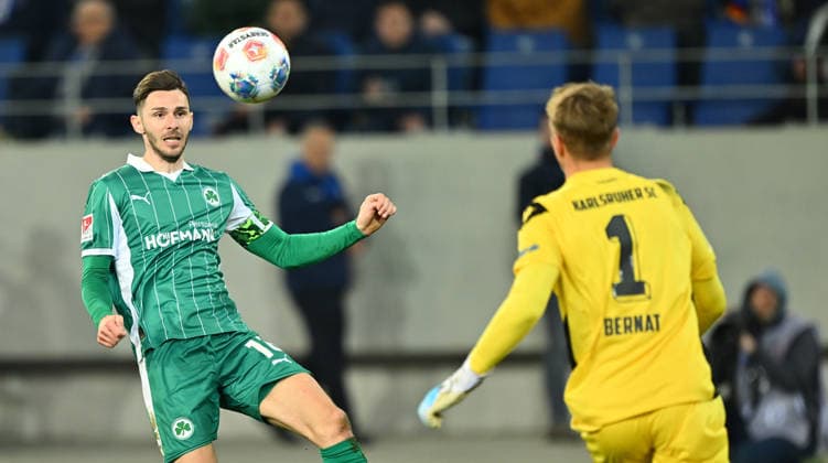 20.03.2026 - Fussball - Saison 2025 2026 - 2. Fussball - Bundesliga - 27. Spieltag: Karlsruher SC KSC Karlsruhe - SpVgg Greuther Fürth SGF ( Kleeblatt ) - Sportfoto Zink - xwoxzix - DFL regulations prohibit any use of photographs as image sequences and or quasi-video - only for editorial use - Branimir Hrgota (10, SpVgg Greuther Fürth ) Hans Christian Bernat (1, Karlsruher SC KSC )
