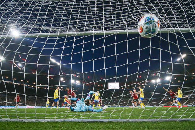 o2. Bundesliga - Hannover 96 - Eintracht Braunschweig am 20.03.2026 in der Heinz von Heiden Arena in Hannover Maik Nawrocki (Hannover) erzielt gegen Torwart Ron Thorben Hoffmann (Braunschweig 1) das Tor zum 1 zu 0