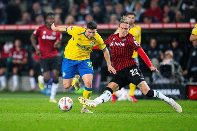 20.03.2026 - Fußball, 2025 2026, 2. Bundesliga, 27. Spieltag, Hannover 96 - Eintracht Braunschweig: (L-R) Robin Heußer (Braunschweig), Stefan Teitur Thordarson (Hannover) DFL REGULATIONS PROHIBIT ANY USE OF PHOTOGRAPHS AS IMAGE SEQUENCES AND OR QUASI-VIDEO.