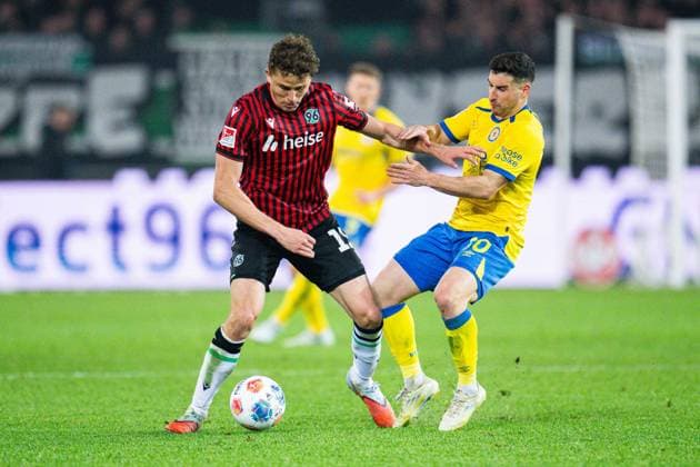 20.03.2026 - Fußball, 2025 2026, 2. Bundesliga, 27. Spieltag, Hannover 96 - Eintracht Braunschweig: (L-R) Benedikt Pichler (Hannover), Robin Heußer (Braunschweig) DFL REGULATIONS PROHIBIT ANY USE OF PHOTOGRAPHS AS IMAGE SEQUENCES AND OR QUASI-VIDEO.