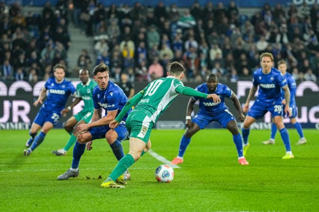 2. Bundesliga, Karlsruher SC vs SpVgg Greuther Fürth, 20.03.2026 Zweikampf zwischen Nicolai Rapp (Karlsruher SC, 6) und Branimir Hrgota (SpVgg Greuther Fürth, 10) 2. Bundesliga, Karlsruher SC vs SpVgg Greuther Fürth, BBBank Wildpark Karlsruhe, 20.03.2026 DFB DFL REGULATIONS PROHIBIT ANY USE OF PHOTOGRAPHS AS IMAGE SEQUENCES AND OR QUASI-VIDEO.