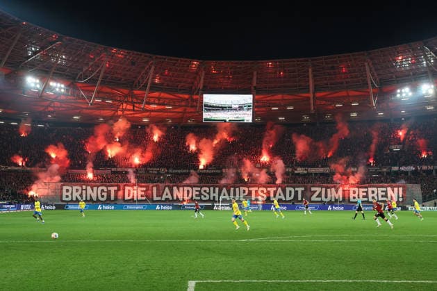 2. Bundesliga - Hannover 96 - Eintracht Braunschweig am 20.03.2026 in der Heinz von Heiden Arena in Hannover Die Hannover 96 Fans in der Nordkurve zünden Pyrotechnik