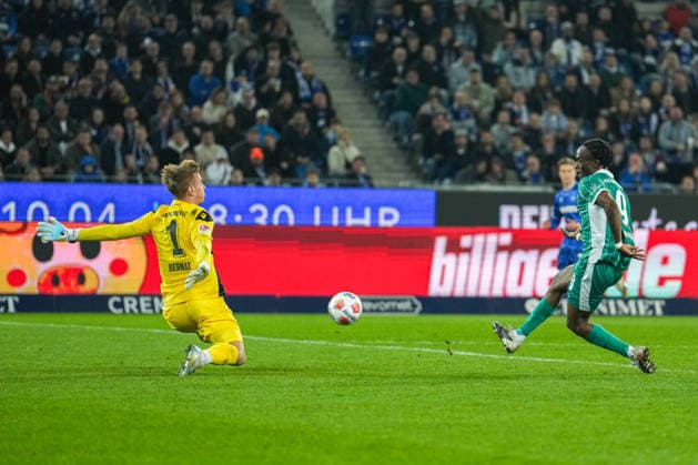 2. Bundesliga, Karlsruher SC vs SpVgg Greuther Fürth, 20.03.2026 Eins gegen Eins zwischen Hans Christian Bernat (Karlsruher SC, 1) und Noel Futkeu (SpVgg Greuther Fürth, 9) - und Gewinner ist Hans Christian Bernat (Karlsruher SC, 1) 2. Bundesliga, Karlsruher SC vs SpVgg Greuther Fürth, BBBank Wildpark Karlsruhe, 20.03.2026 DFB DFL REGULATIONS PROHIBIT ANY USE OF PHOTOGRAPHS AS IMAGE SEQUENCES AND OR QUASI-VIDEO.