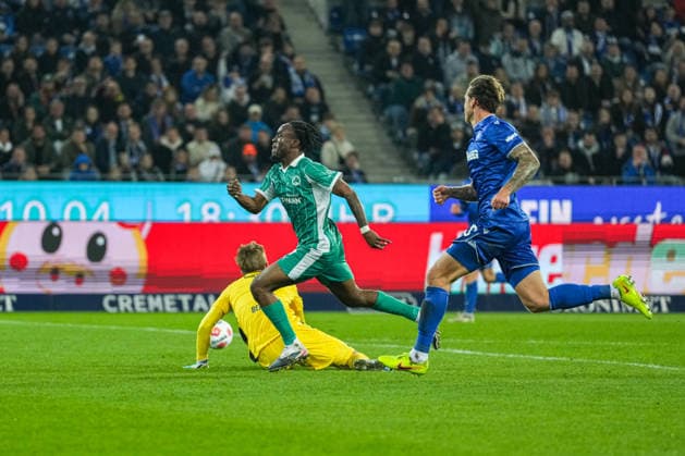 2. Bundesliga, Karlsruher SC vs SpVgg Greuther Fürth, 20.03.2026 Eins gegen Eins zwischen Hans Christian Bernat (Karlsruher SC, 1) und Noel Futkeu (SpVgg Greuther Fürth, 9) - und Gewinner ist Hans Christian Bernat (Karlsruher SC, 1) 2. Bundesliga, Karlsruher SC vs SpVgg Greuther Fürth, BBBank Wildpark Karlsruhe, 20.03.2026 DFB DFL REGULATIONS PROHIBIT ANY USE OF PHOTOGRAPHS AS IMAGE SEQUENCES AND OR QUASI-VIDEO.