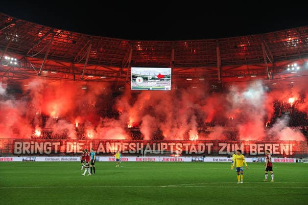 2. Bundesliga - Hannover 96 - Eintracht Braunschweig am 20.03.2026 in der Heinz von Heiden Arena in Hannover Die Hannover 96 Fans in der Nordkurve zünden Pyrotechnik