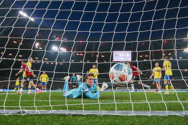 2. Bundesliga - Hannover 96 - Eintracht Braunschweig am 20.03.2026 in der Heinz von Heiden Arena in Hannover Maik Nawrocki (Hannover) erzielt gegen Torwart Ron Thorben Hoffmann (Braunschweig 1) das Tor zum 1 zu 0