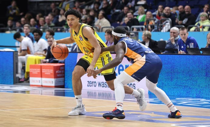 Jack Kayil am Ball, TJ Crockett Zweikampf Spielszene Aktion Basketball BBL Bundesliga Herren 25. Spieltag Saison 2025 2026 20.03.2026 ALBA Berlin vs Rostock Seawolves
