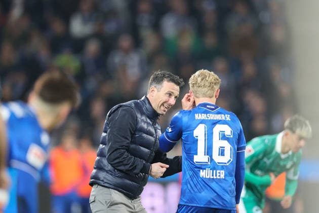 Christian Eichner (Karlsruher SC, Chef-Trainer) gibt Andreas Mueller (Karlsruher SC, 16) Anweisungen, Karlsruher SC vs. SpVgg Greuther Fuerth, 2. Bundesliga, 27. Spieltag, 2025 2026, 20.03.2026, DFL REGULATIONS PROHIBIT ANY USE OF PHOTOGRAPHS AS IMAGE SEQUENCES AND OR QUASI-VIDEO, Karlsruher SC vs. SpVgg Greuther Fuerth, 2. Bundesliga, 27. Spieltag, 2025 2026, 20.03.2026 Karlsruhe