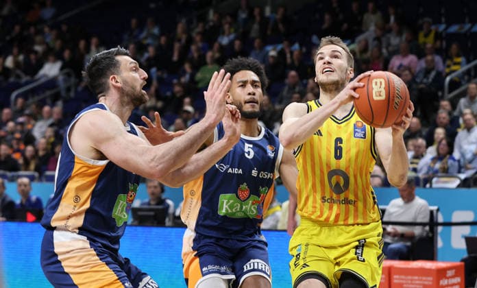 Owen Klassen, D Shawn Schwartz, Malte Delow am Ball Zweikampf Spielszene Aktion Basketball BBL Bundesliga Herren 25. Spieltag Saison 2025 2026 20.03.2026 ALBA Berlin vs Rostock Seawolves