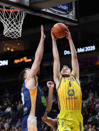 Owen Klassen, Malte Delow am Ball Zweikampf Spielszene Aktion Basketball BBL Bundesliga Herren 25. Spieltag Saison 2025 2026 20.03.2026 ALBA Berlin vs Rostock Seawolves