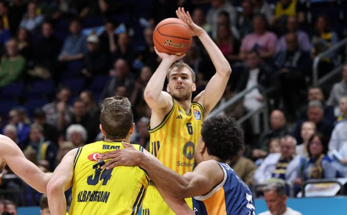 Justin Bean, Malte Delow am Ball, Elia Baggette Zweikampf Spielszene Aktion Basketball BBL Bundesliga Herren 25. Spieltag Saison 2025 2026 20.03.2026 ALBA Berlin vs Rostock Seawolves