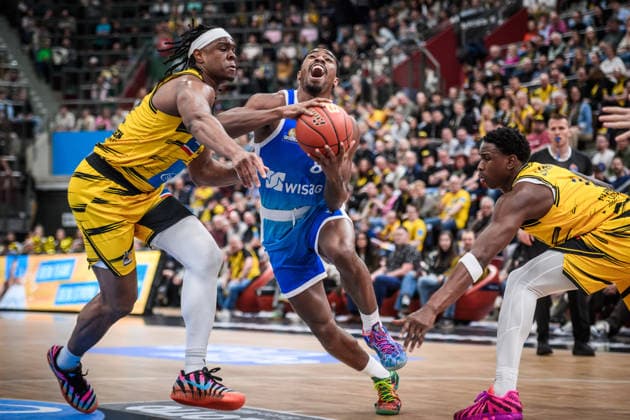 William Christmas (Frankfurt Skyliners, 08) zwischen Keeshawn Kellman (MHP RIESEN Ludwigsburg, 32), li. und Babacar Sane (MHP RIESEN Ludwigsburg, 00), re. GER, MHP Riesen Ludwigsburg vs. Skyliners Frankfurt, Basketball Bundesliga, easycredit BBL, 25. Spieltag, Spielzeit 2025 2026, 20.03.2026 GER, MHP Riesen Ludwigsburg vs. Skyliners Frankfurt, Basketball Bundesliga, easycredit BBL, 25. Spieltag, Spielzeit 2025 2026, 20.03.2026 Ludwigsburg *** William Christmas Frankfurt Skyliners, 08 between Keeshawn Kellman MHP RIESEN Ludwigsburg, 32 , left and Babacar Sane MHP RIESEN Ludwigsburg, 00 , right GER, MHP Riesen Ludwigsburg vs Skyliners Frankfurt, Basketball Bundesliga, easycredit BBL, 25 Matchday, Season 2025 2026, 20 03 2026 GER, MHP Riesen Ludwigsburg vs Skyliners Frankfurt, Basketball Bundesliga, easycredit BBL, 25 Matchday, Season 2025 2026, 20 03 2026 Ludwigsburg Copyright: xSandyxDinkelackerx EP_SDR