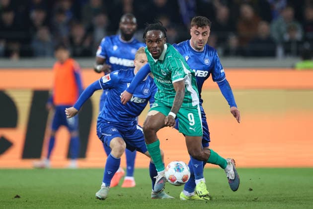 Noel Futkeu (SpVgg Greuther Fuerth, 09) im Zweikampf mit Philipp Foerster (Karlsruher SC, 11) und Andreas Mueller (Karlsruher SC, 16), Karlsruher SC vs. SpVgg Greuther Fuerth, 2. Bundesliga, 27. Spieltag, 2025 2026, 20.03.2026, DFL REGULATIONS PROHIBIT ANY USE OF PHOTOGRAPHS AS IMAGE SEQUENCES AND OR QUASI-VIDEO, Karlsruher SC vs. SpVgg Greuther Fuerth, 2. Bundesliga, 27. Spieltag, 2025 2026, 20.03.2026 Karlsruhe
