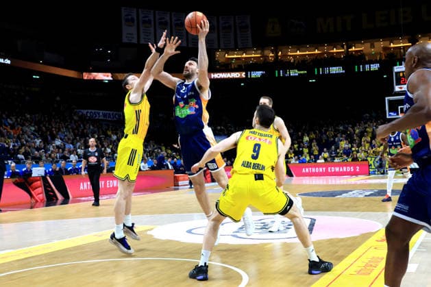 DEU, easyCredit BBL, ALBA vs. Rostock Seawolves, 20.03.2026, Uber-Arena, Berlin, DEU, easyCredit BBL, ALBA vs. Rostock Seawolves, im Bild Justin Bean (ALBA Berlin 34), JONAS MATTISSECK (ALBA Berlin 9), Owen Klassen (Rostock Seawolves 29)