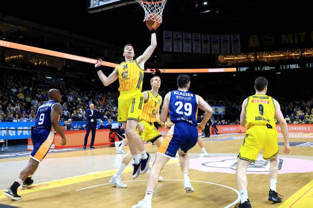 DEU, easyCredit BBL, ALBA vs. Rostock Seawolves, 20.03.2026, Uber-Arena, Berlin, DEU, easyCredit BBL, ALBA vs. Rostock Seawolves, im Bild Justin Bean (ALBA Berlin 34), JONAS MATTISSECK (ALBA Berlin 9), Owen Klassen (Rostock Seawolves 29)