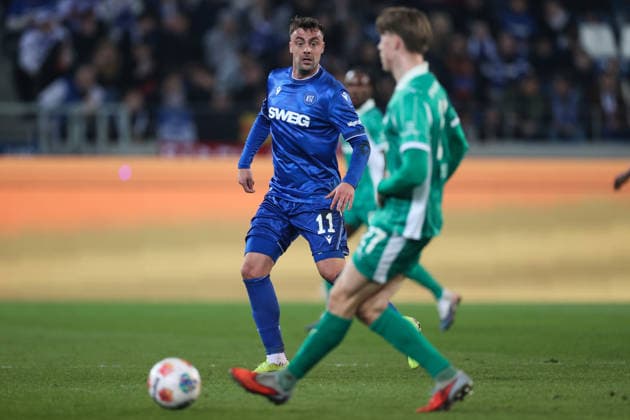 Philipp Foerster (Karlsruher SC, 11) stellt Luca Itter (SpVgg Greuther Fuerth, 27), Karlsruher SC vs. SpVgg Greuther Fuerth, 2. Bundesliga, 27. Spieltag, 2025 2026, 20.03.2026, DFL REGULATIONS PROHIBIT ANY USE OF PHOTOGRAPHS AS IMAGE SEQUENCES AND OR QUASI-VIDEO, Karlsruher SC vs. SpVgg Greuther Fuerth, 2. Bundesliga, 27. Spieltag, 2025 2026, 20.03.2026 Karlsruhe