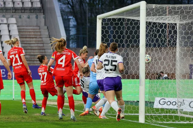 Essen, Deutschland: 20. März 2026 - 1. Frauenbundesliga - 21. Spieltag - SGS Essen vs. FC Bayern München Frauen Im Bild: v.li. die Vierte Torschützin Linda Dallmann (FCB) macht das Tor zum 2:0 für den FC Bayern Copyright: HMBxMedia MadeleinexFantini