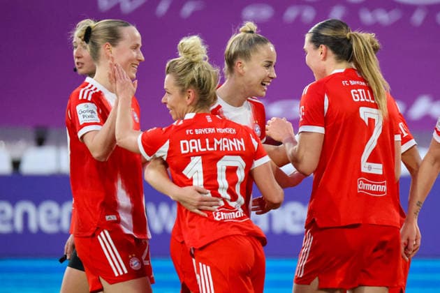 Essen, Deutschland: 20. März 2026 - 1. Frauenbundesliga - 21. Spieltag - SGS Essen vs. FC Bayern München Frauen Im Bild: v.li. die Zweite Torschützin Linda Dallmann (FCB) macht das Tor zum 2:0 für den FC Bayern und jubelt mit Franziska Kett (FCB), Giulia Gwinn (FCB) und Vanessa Gilles (FCB) Copyright: HMBxMedia MadeleinexFantini