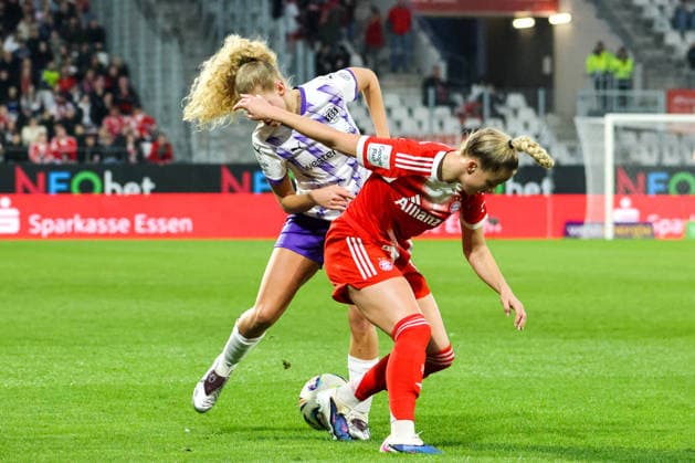 Essen, Deutschland: 20. März 2026 - 1. Frauenbundesliga - 21. Spieltag - SGS Essen vs. FC Bayern München Frauen Im Bild: v.li. Julie Terlinden (SGS) tritt Giulia Gwinn (FCB) im Zweikampf auf den Fuß und verletzt sie dabei Copyright: HMBxMedia MadeleinexFantini