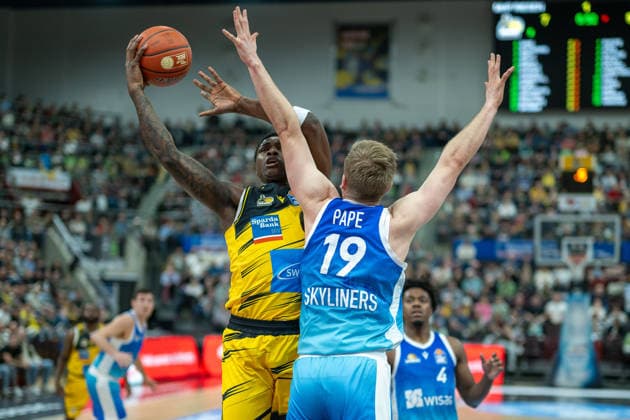Keeshawn Kellman (MHP RIESEN Ludwigsburg, 32), Till Pape (Frankfurt Skyliners, 19), Nahiem Alleyne (Frankfurt Skyliners, 04), GER, MHP Riesen vs. Skyliners Frankfurt, Basketball Bundesliga, easycredit BBL, 25. Spieltag, Spielzeit 2025 2026, 20.03.2026, GER, MHP Riesen vs. Skyliners Frankfurt, Basketball Bundesliga, easycredit BBL, 25. Spieltag, Spielzeit 2025 2026, 20.03.2026 Ludwigsburg Copyright: xEibner-Pressefoto SaschaxWaltherx EP_EER