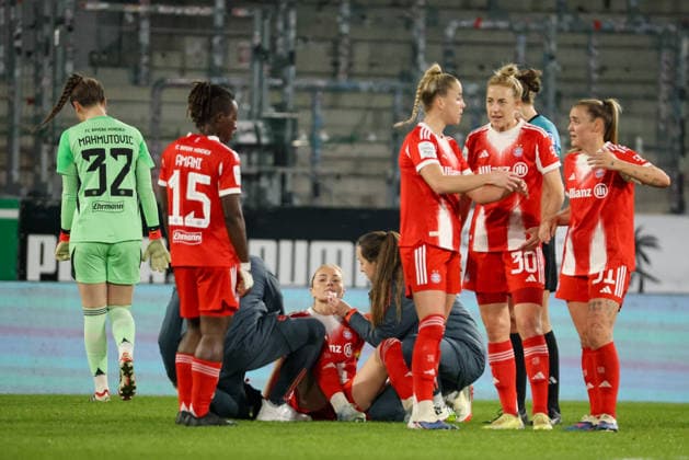 Essen, Deutschland: 20. März 2026 - 1. Frauenbundesliga - 21. Spieltag - SGS Essen vs. FC Bayern München Frauen Im Bild: Glodis Perla Viggosdottir (FCB) sitzt verletzt auf dem Spielfeld und wird ärztlich behandelt Copyright: HMBxMedia MadeleinexFantini