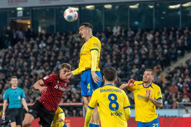 Deutschland: Fussball 2. Bundesliga, 27. Spieltag 2025 2026, Hannover 96 - Eintracht Braunschweig am 20.03. in Hannover (Heinz von Heiden Arena): Andi Hoti (Eintracht Braunschweig 4) Maik Nawrocki (Hannover 96 6) Mehmet Aydin (Eintracht Braunschweig 8) Kevin Ehlers (Eintracht Braunschweig 21)