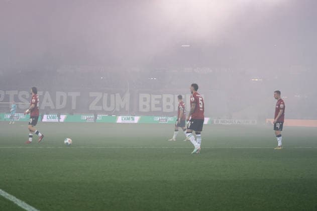Deutschland: Fussball 2. Bundesliga, 27. Spieltag 2025 2026, Hannover 96 - Eintracht Braunschweig am 20.03. in Hannover (Heinz von Heiden Arena): Die Spieler von Hannover 96 halten sich während der Unterbrechung warm