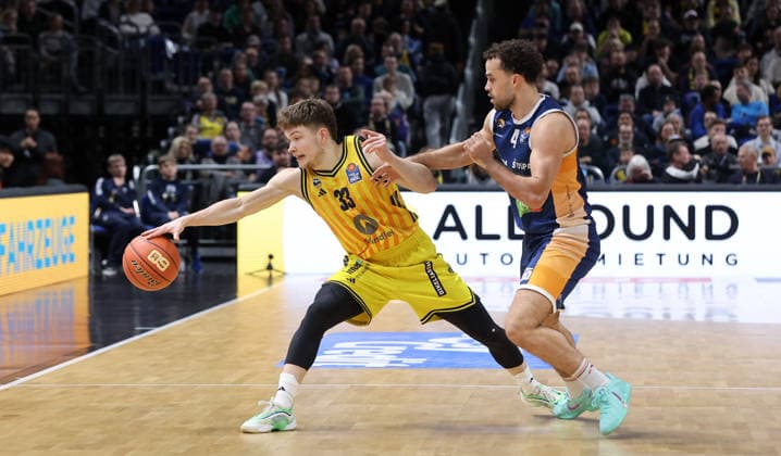 Bennet Hundt am Ball, Elia Baggette Zweikampf Spielszene Aktion Basketball BBL Bundesliga Herren 25. Spieltag Saison 2025 2026 20.03.2026 ALBA Berlin vs Rostock Seawolves