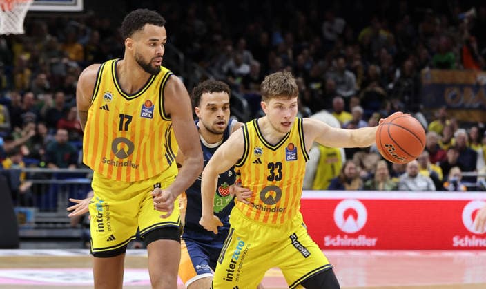 Norris Agbakoko, Elia Baggette, Bennet Hundt am Ball Zweikampf Spielszene Aktion Basketball BBL Bundesliga Herren 25. Spieltag Saison 2025 2026 20.03.2026 ALBA Berlin vs Rostock Seawolves