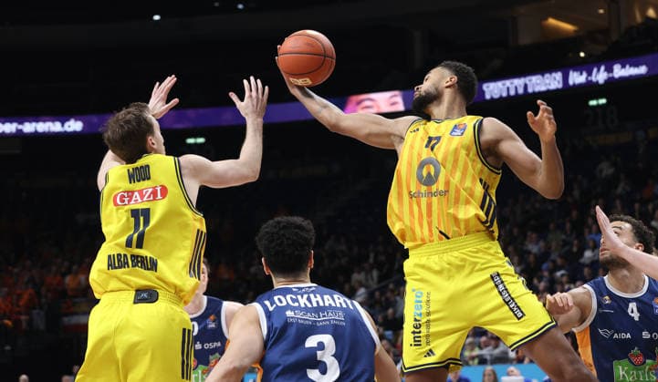 Moses Wood, Norris Agbakoko am Ball Spielszene Aktion Basketball BBL Bundesliga Herren 25. Spieltag Saison 2025 2026 20.03.2026 ALBA Berlin vs Rostock Seawolves
